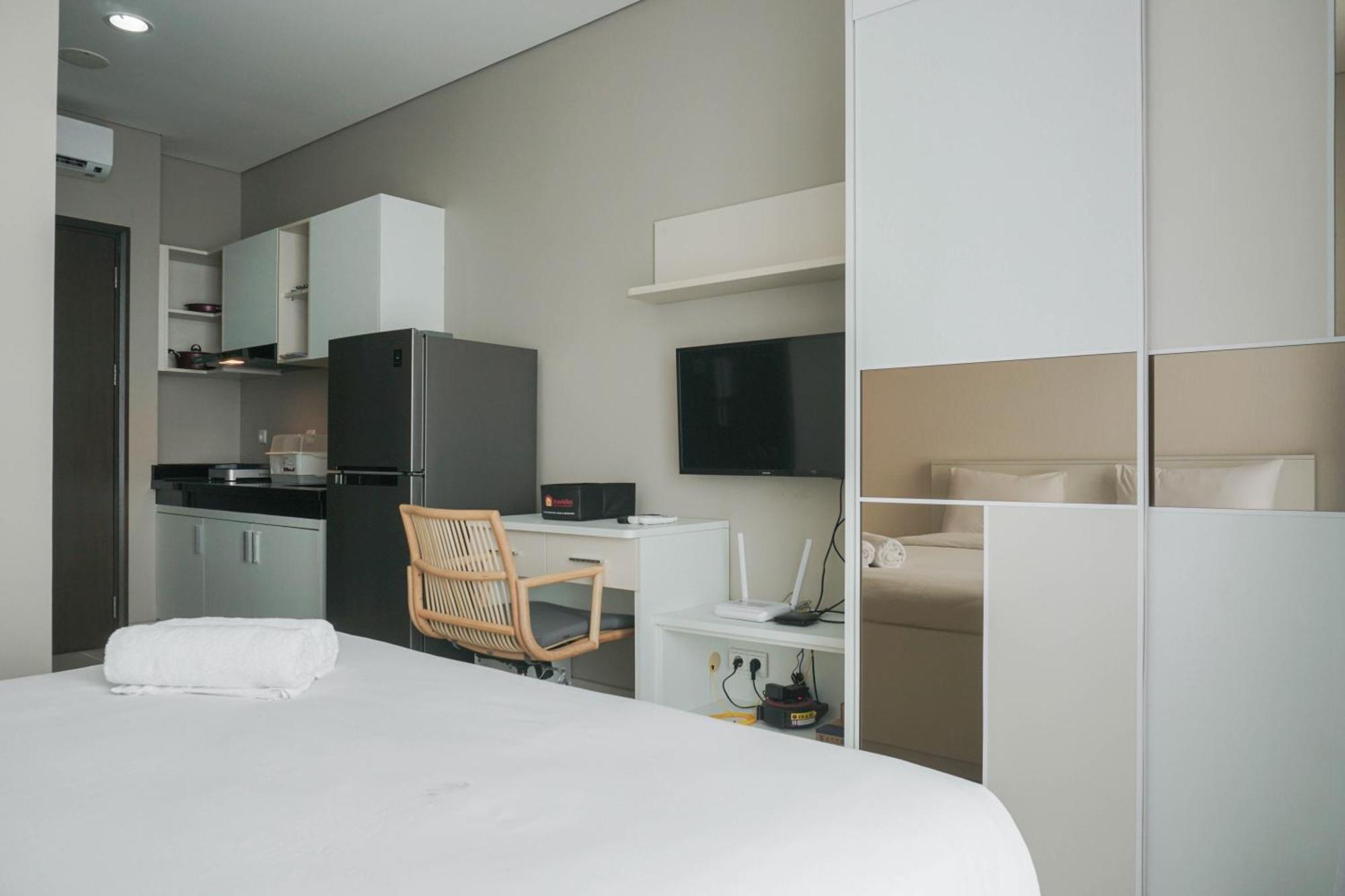Modern And Comfort At Ciputra International By Travelio Pangsapuri Jakarta